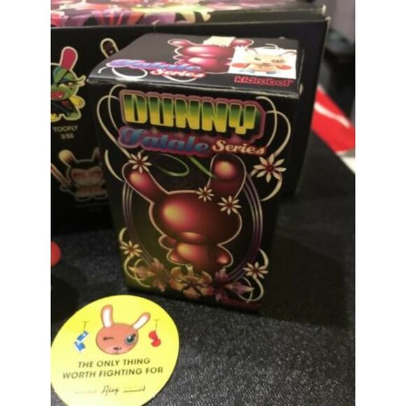 Kidrobot Dunny Fatale Series Alexandra Anderson 3" Kangaroo with Baby Dunny - Picture 3 of 5